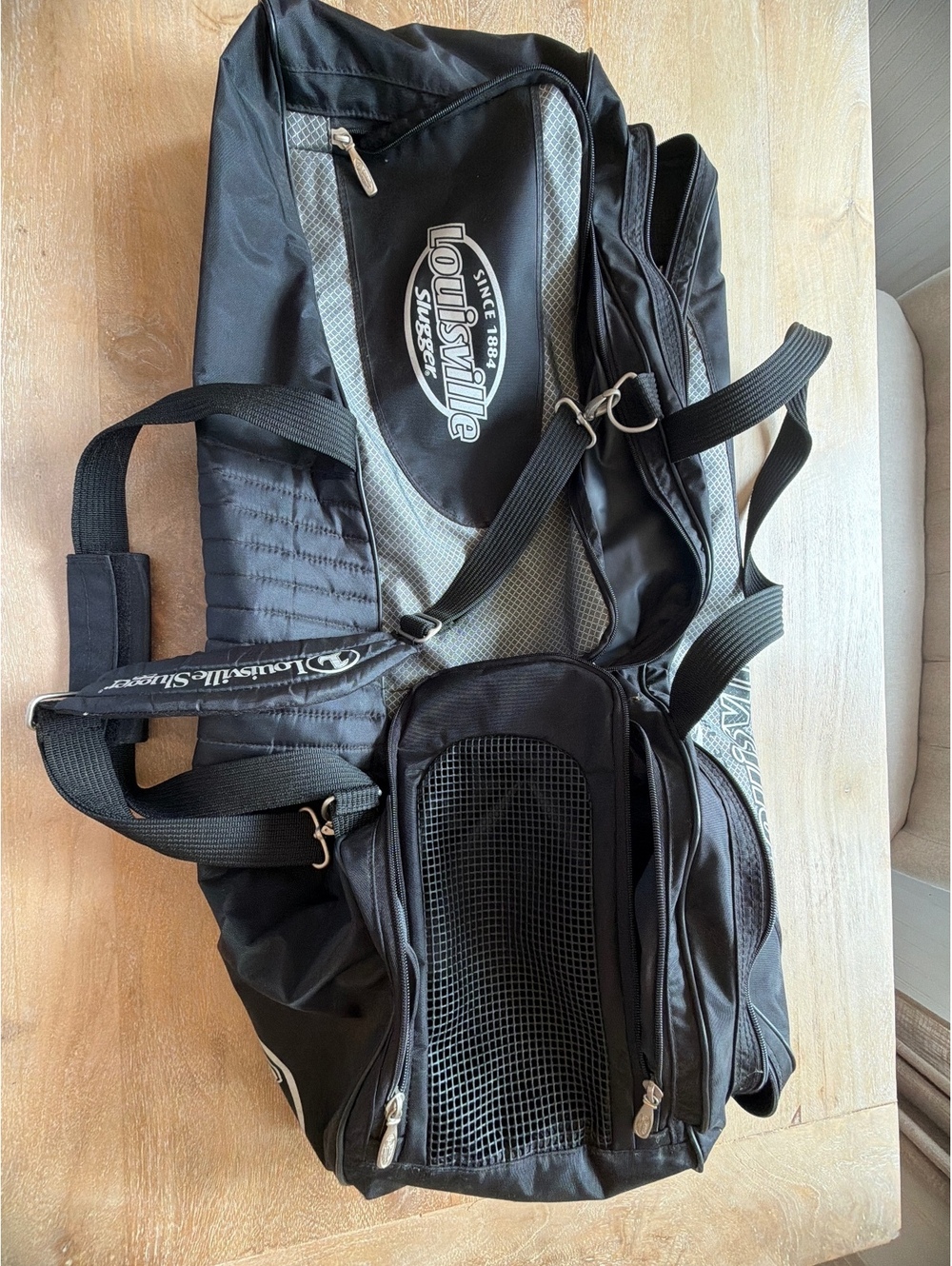 Louisville slugger equipment/bat bag like new.